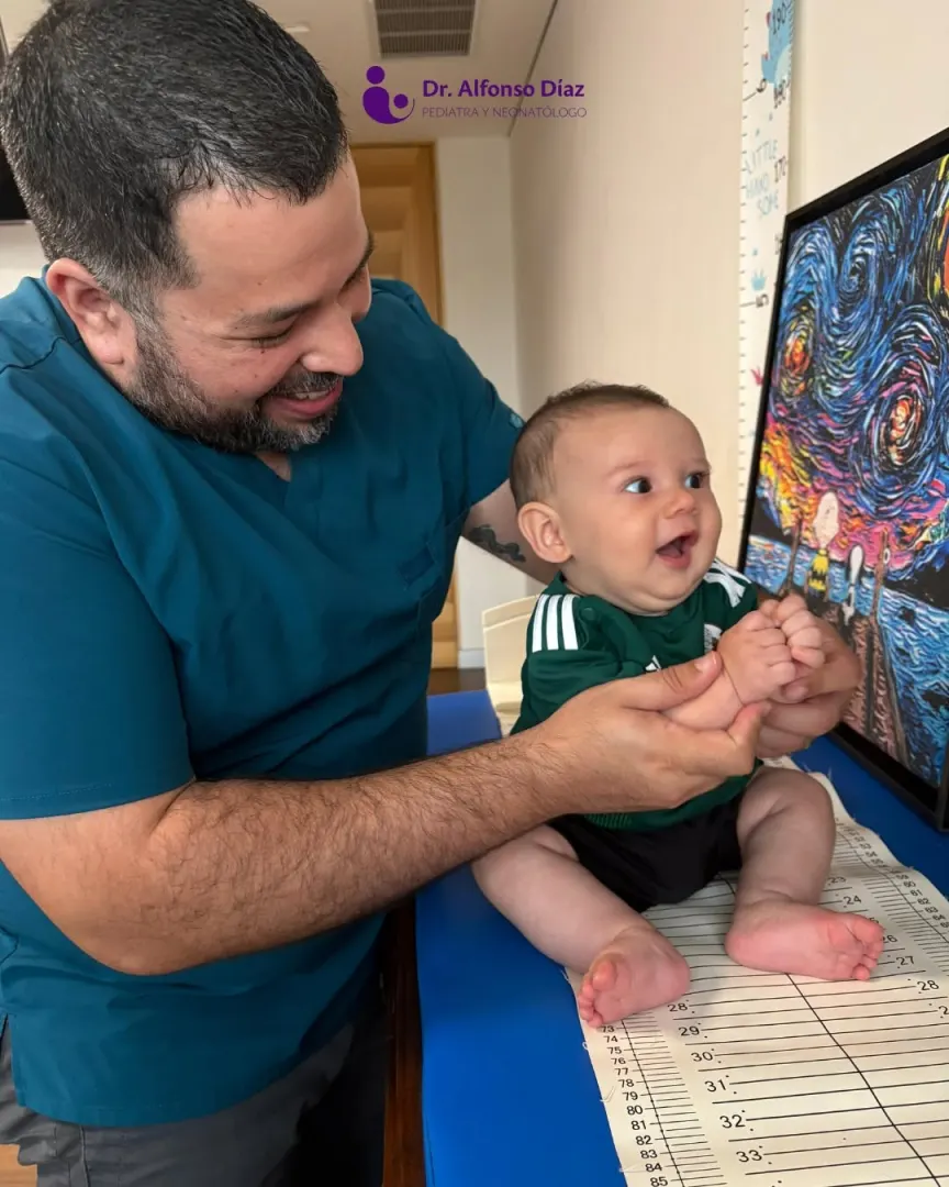 El Dr. Alfonso Díaz Novelo, pediatra y neonatólogo, midiendo a un bebé en consulta